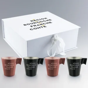 Coffret blanc avec quatre tasses expresso en verre Luminarc personnalisées avec un logo institutionnel, finition bicolore.