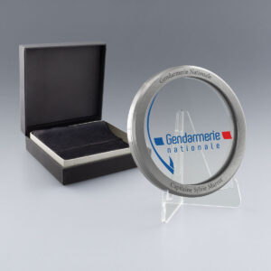 Médaille en verre et métal argenté personnalisable Gendarmerie Nationale, présentée avec boîte cadeau ouverte et chevalet.