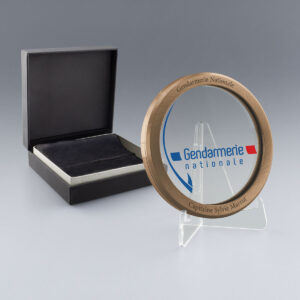 Médaille en verre et métal bronze personnalisable Gendarmerie Nationale, avec boîte cadeau ouverte et chevalet.