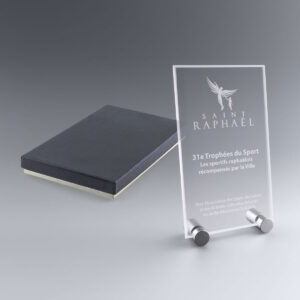 Trophée en verre vertical gravé pour une cérémonie sportive locale