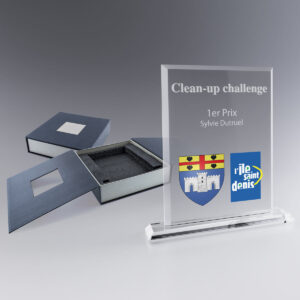 Trophée rectangle en verre « Clean-up challenge », avec premier prix nominatif, blason et logo de L’Île-Saint-Denis en couleur.