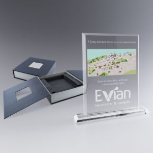Trophée rectangle en verre personnalisé avec un plan illustré d’Évian en couleur et l’inscription « Évian tourisme & congrès ».