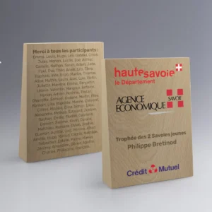 Grand trophée trapèze en bois personnalisé avec marquage couleur et gravure des participants sur la face arrière.