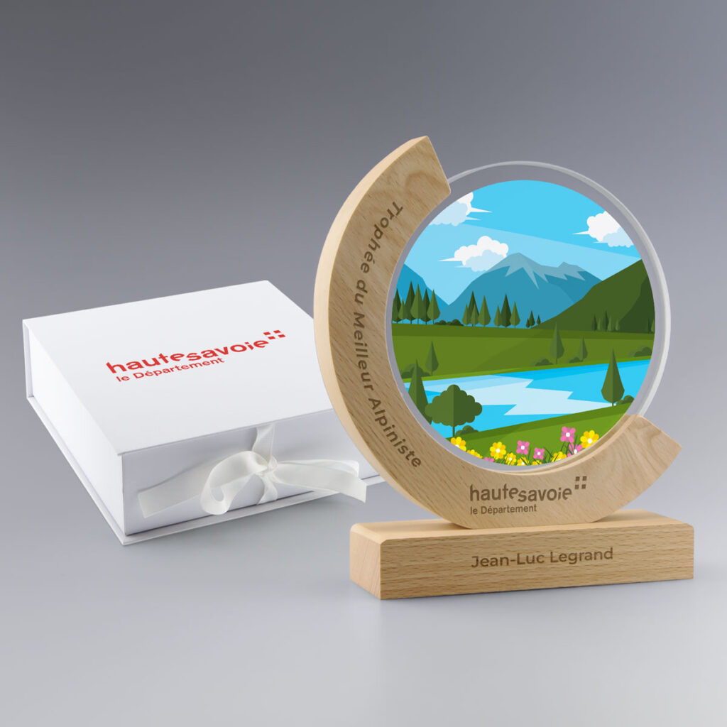 Trophée personnalisé département Haute-Savoie paysage montagne couleur et gravure bois