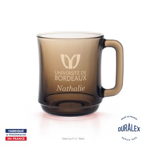 Tasse Duralex Lys 31 cl sépia gravée avec le logo de l’Université de Bordeaux et le prénom Nathalie